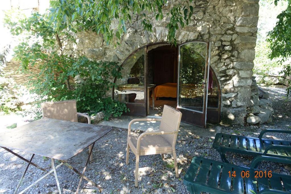 Roulottes Et Cabanes De Saint Cerice Vogue Exterior photo